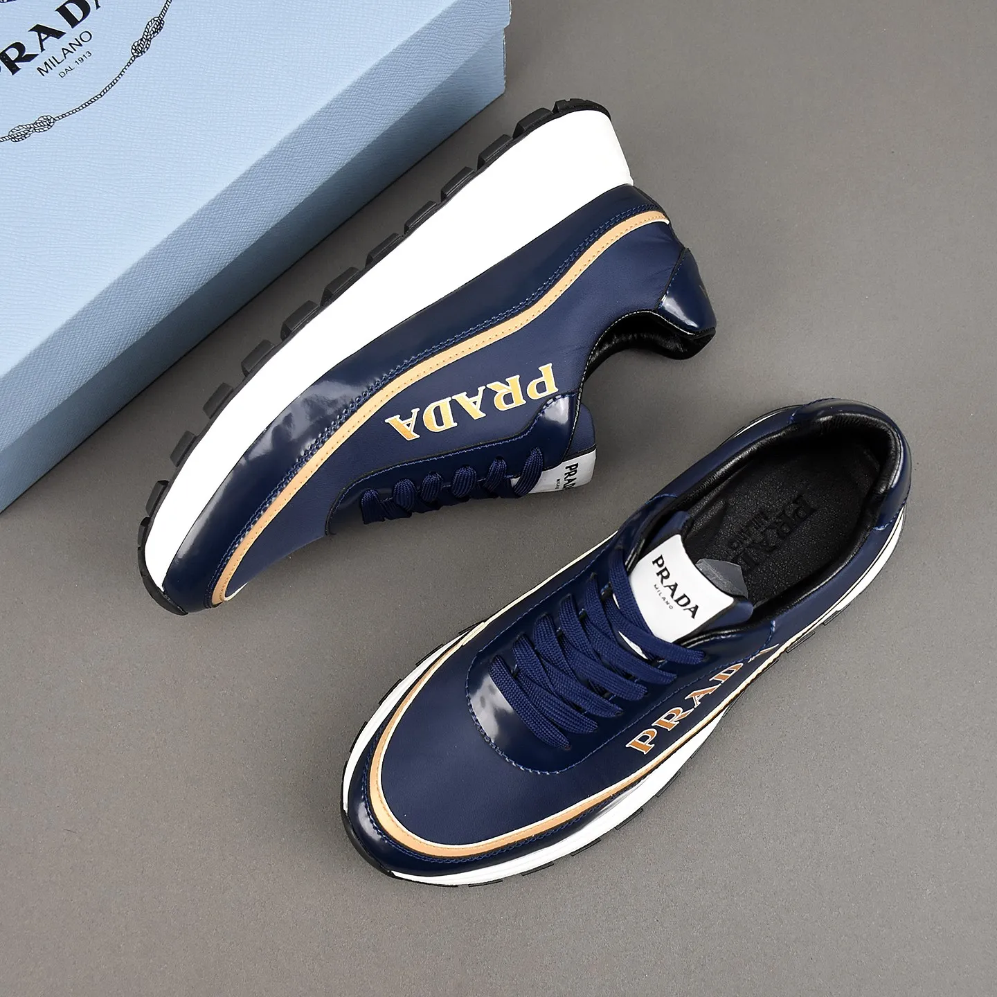 PP420👟👟👟Prada/Prada Prax men's series casual sports shoes Prax sports shoes combine style and comfort, with a unique sports design defined by exquisite materials and details. Fashionable, casual and versatile, it is decorated with an enameled triangle logo on the outside, a Prada Milano printed logo on the tongue, and a 2.5cm lightweight two-tone rubber sole for a comfortable wearing experience! Size: 38-39-40-41-42-43-44 standard leather shoe size